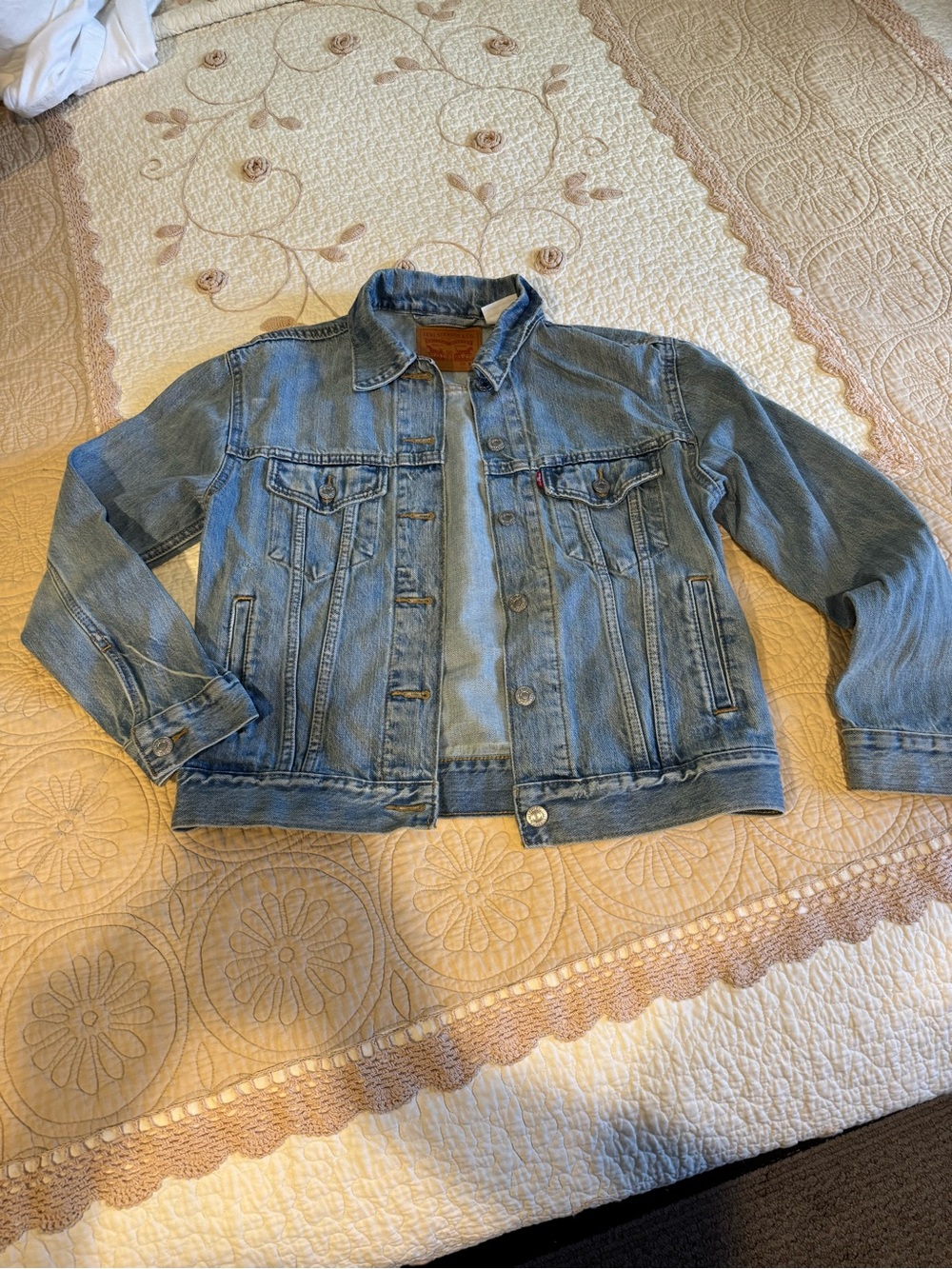 Levi's women’s Medium Blue Denim Trucker Jacket